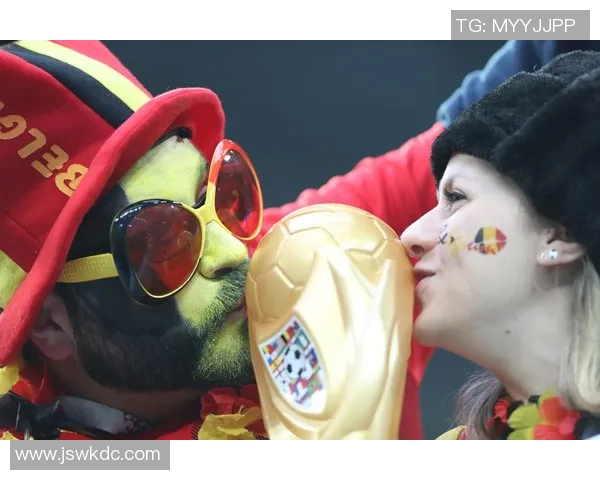 小孩与足球明星亲密互动瞬间感动无数球迷的温馨视频分享